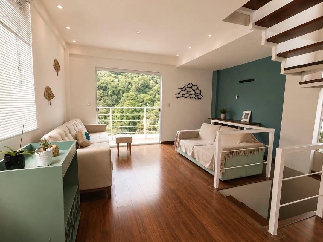 Sala de estar com varanda e vista para a mata