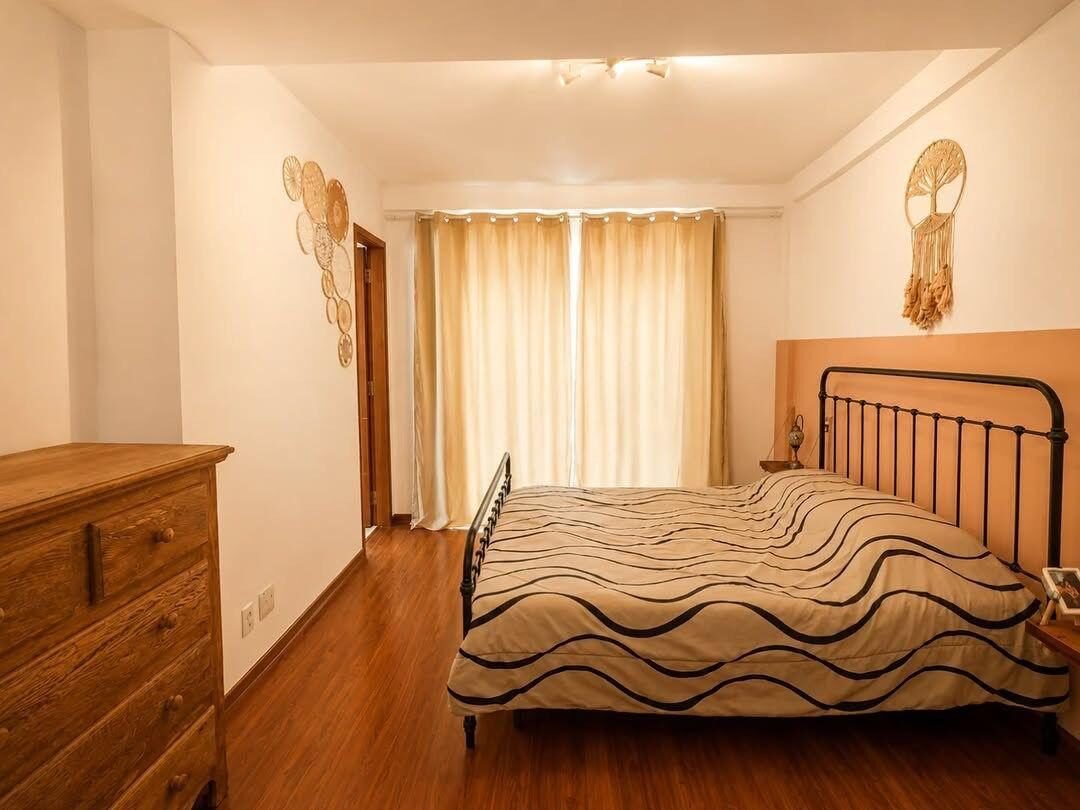 Quarto com cama de ferro