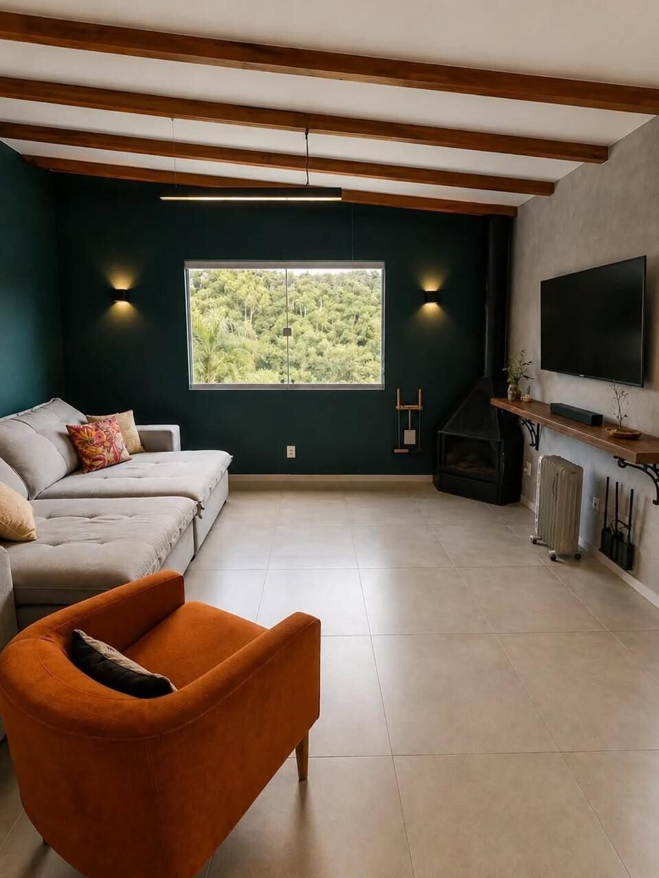 Sala com lareira e vista das montanhas