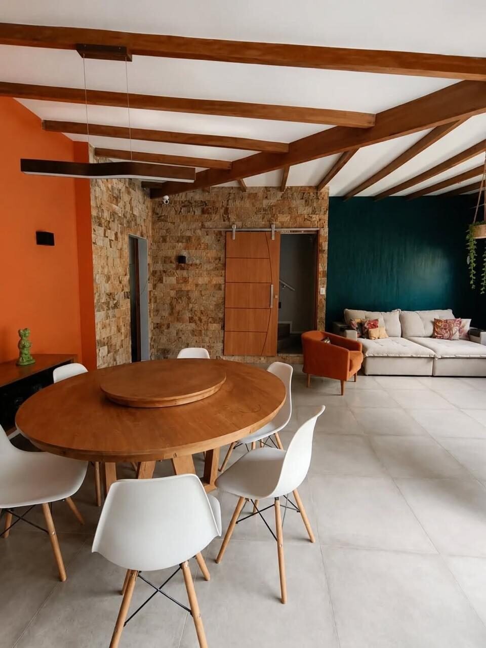 Sala de jantar com mesa redonda