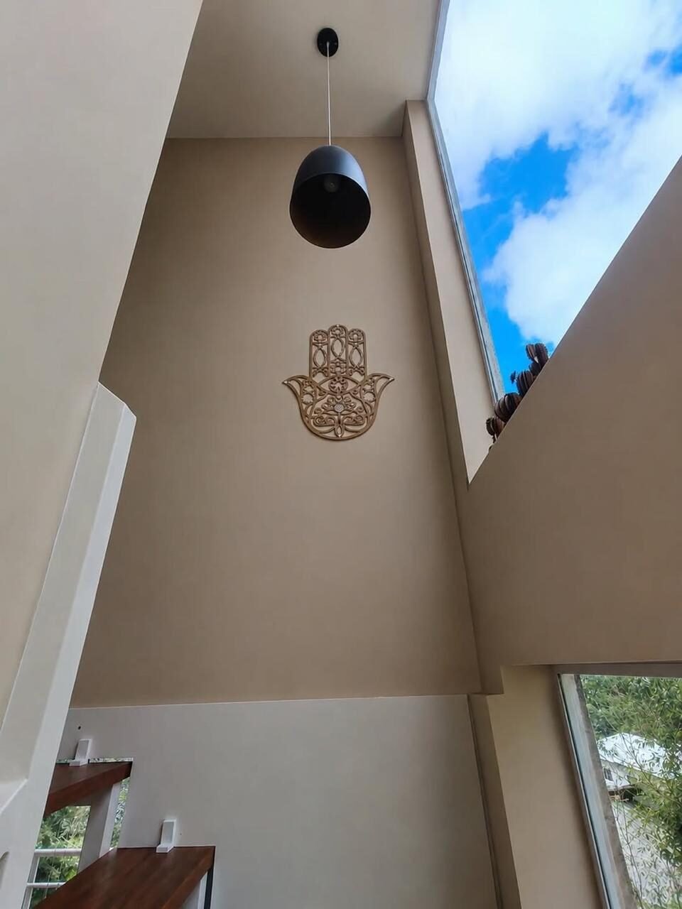Pé-direito duplo com decoração de mão de hamsa